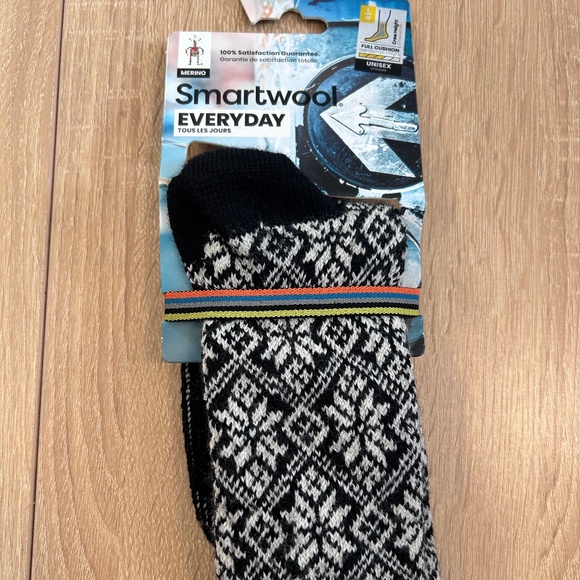 Everyday Cozy Traditional Snowflake Crew Socks - Picture 1 of 4